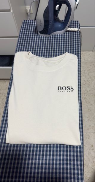Camiseta BOSS manga corta beige. Sin usar.