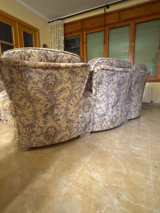 Sofá floral beige y multicolor