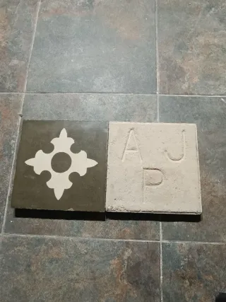 Baldosa hidráulica con cruz de lis