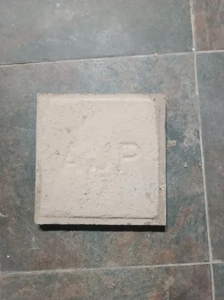 Baldosa hidráulica con cruz de lis