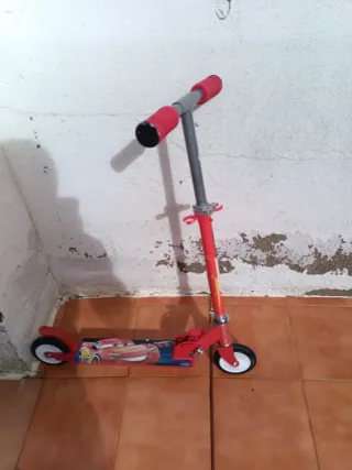 Patinete infantil rojo con diseño Cars