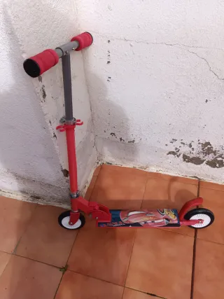 Patinete infantil rojo con diseño Cars