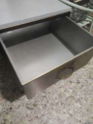 Escritorio metálico con cajones