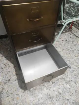 Escritorio metálico con cajones