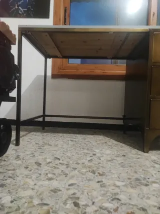 Escritorio metálico con cajones