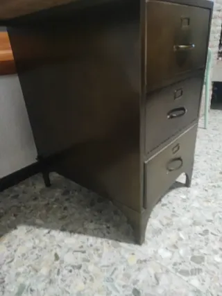 Escritorio metálico con cajones