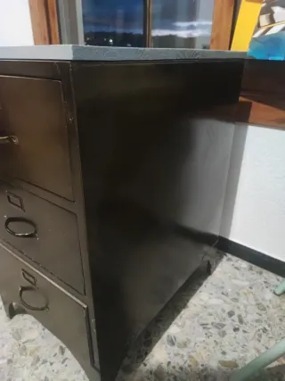 Escritorio metálico con cajones