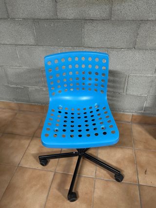 Silla Ikea azul con ruedas