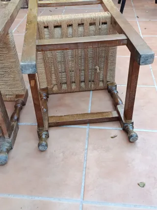 Juego de 2 sillas de madera 2x12€ Antiguas