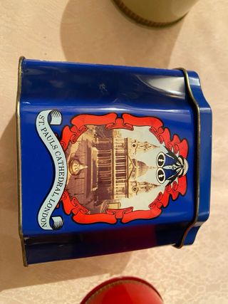 Tres latas antiguas de manufactura inglesa