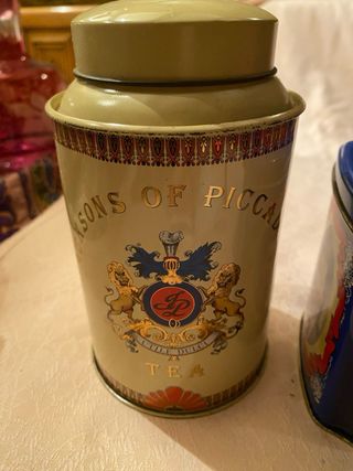 Tres latas antiguas de manufactura inglesa