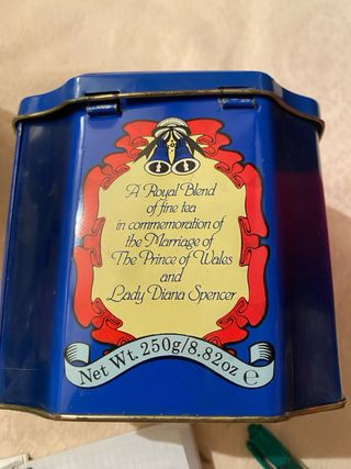 Tres latas antiguas de manufactura inglesa