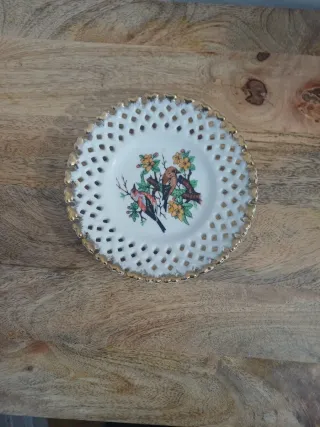 Plato porcelana calada pájaros pintados a manom