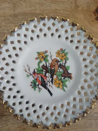 Plato porcelana calada pájaros pintados a manom