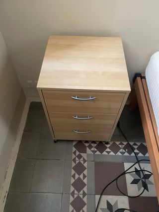 Cajonera de madera con ruedas