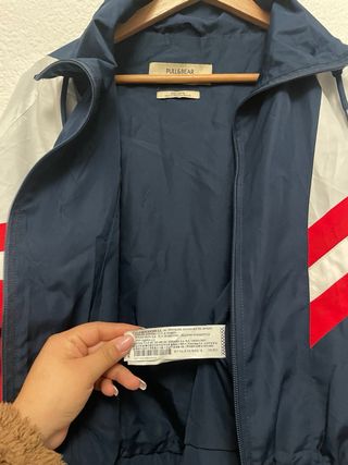 Chaqueta Pull&Bear azul y roja