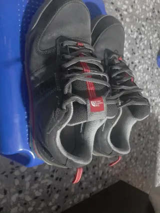 Zapatillas The North Face grises y rojas