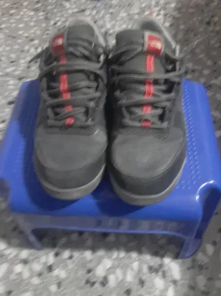 Zapatillas The North Face grises y rojas