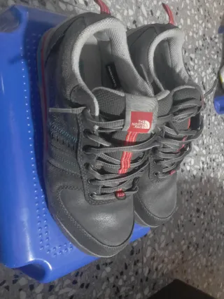 Zapatillas The North Face grises y rojas