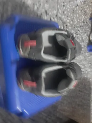 Zapatillas The North Face grises y rojas