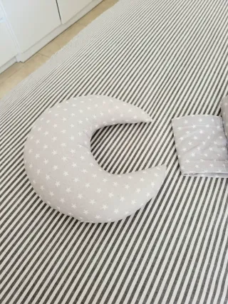 Cojín antivuelco para bebé de diseño.