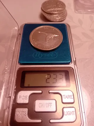 Moneda 5 Pesetas Plata 900, un dólar de Canadá, y