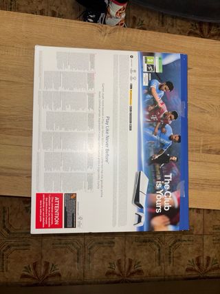 Caja PlayStation 5 con FIFA 26