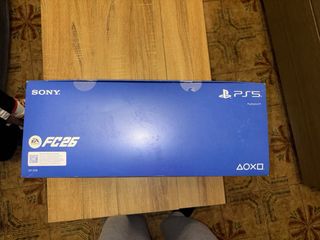 Caja PlayStation 5 con FIFA 26