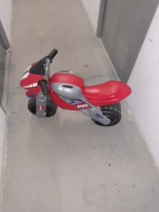 Moto de juguete roja y gris