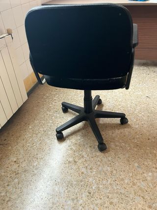 Silla de oficina negra, giratoria con ruedas