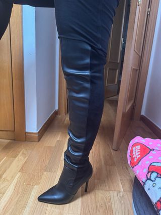 Botas altas de tacón negras