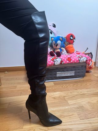 Botas altas de tacón negras
