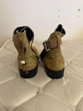 Botas marrones con tachuelas plateadas