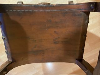 Silla madera medieval cuero tallada. Hay dos.