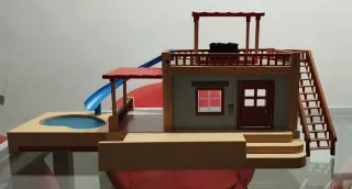 Casa de juguete con piscina y tobogán