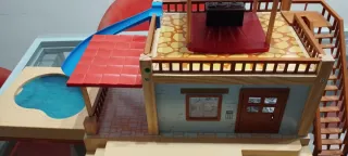 Casa de juguete con piscina y tobogán