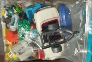 Casa de juguete con piscina y tobogán