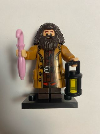Figura Hagrid tipo Lego con paraguas y linterna