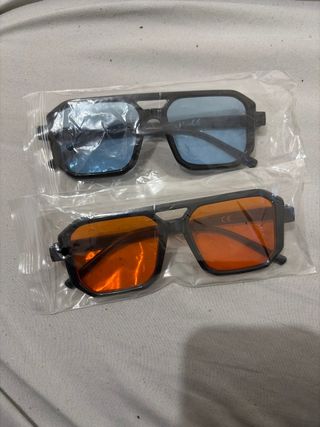 Gafas de sol azules y naranjas