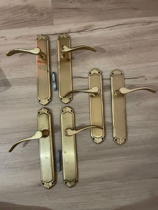 Manivelas de puerta doradas