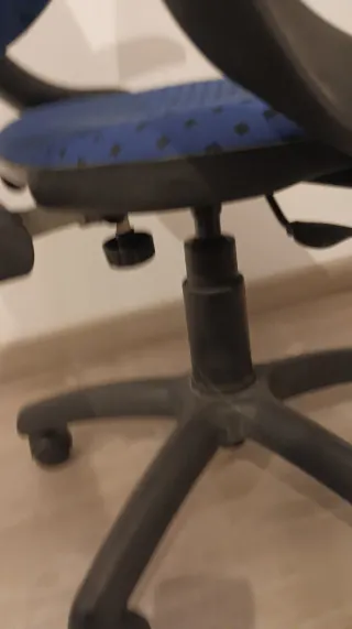 Silla de estudio azul y negra