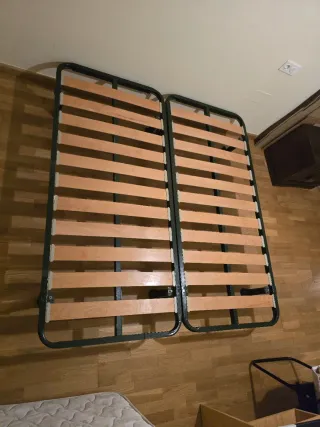 Cabecero de madera con mesita y somieres