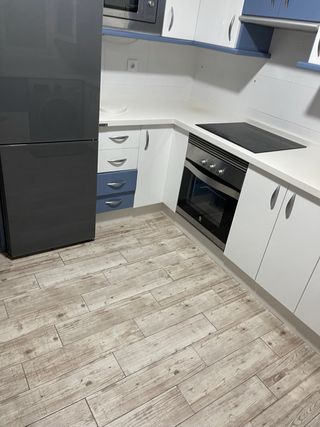 Cocina modular blanca y azul