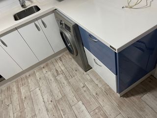 Cocina modular blanca y azul
