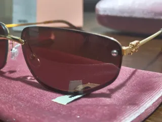 Óculos de sol castanhos e dourados