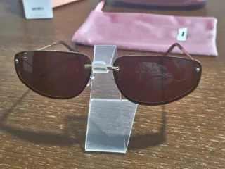 Óculos de sol castanhos e dourados