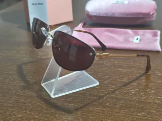 Óculos de sol castanhos e dourados