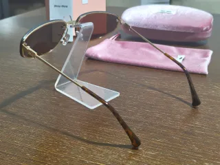 Óculos de sol castanhos e dourados