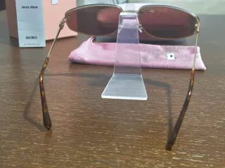 Óculos de sol castanhos e dourados