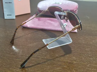 Óculos de sol castanhos e dourados